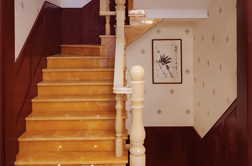 和县中式别墅室内汉白玉石楼梯的定制安装装饰效果